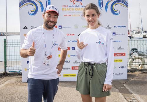 Coline et Paul-Adrien sur la marina de Mersin