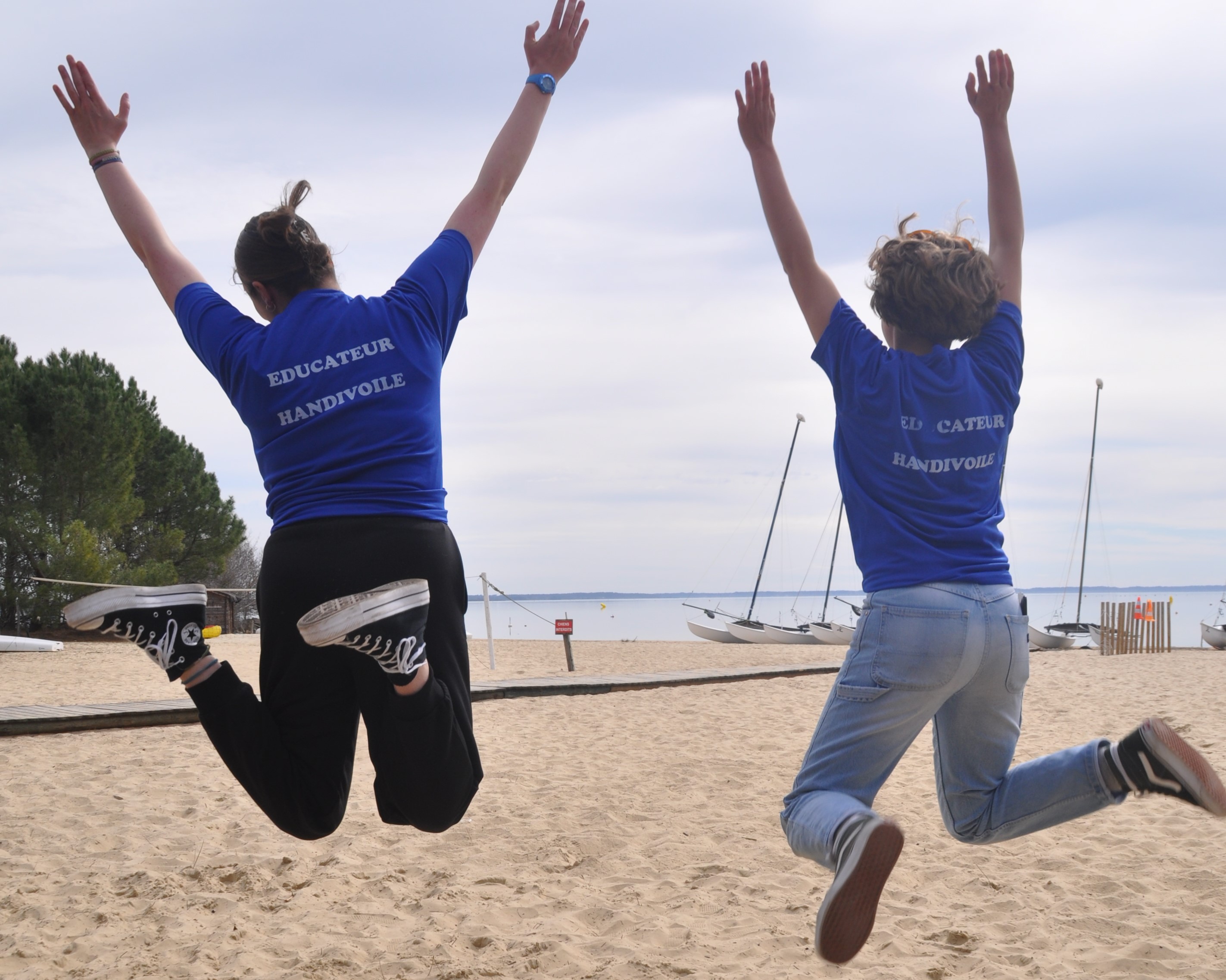 Deux monitrices arborent un t-shirt "éducateur handivoile"